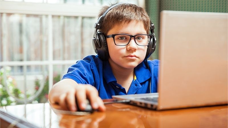Objem internetových rizik pro děti roste. Jak je chránit?